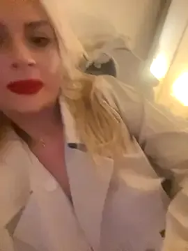 Seductive-SkyeXXX from StripChat is Freechat