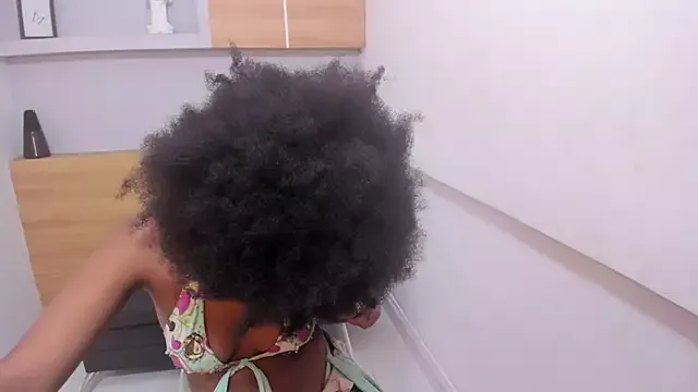 SelenaFox4 on StripChat 