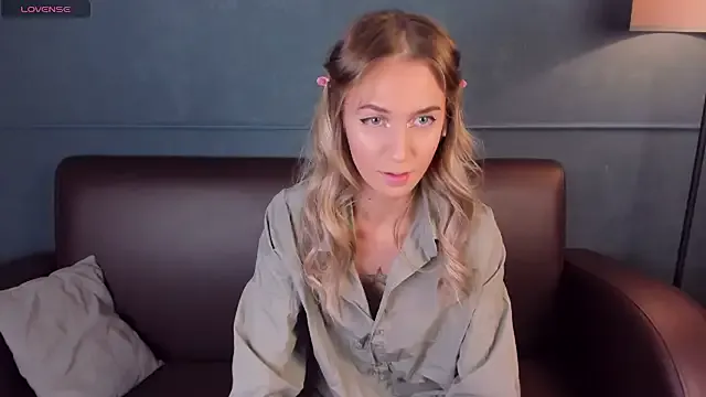 SerenaCrystall from StripChat