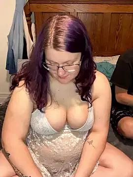 Sexybee124 from StripChat
