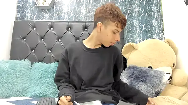 sexyboys_cutex18 from StripChat is Freechat