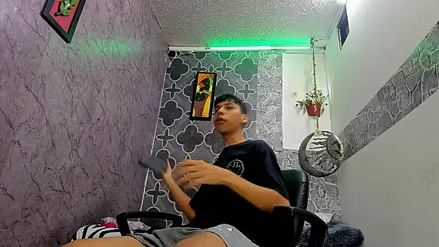 sexyboys_cutexx18 from StripChat is Freechat