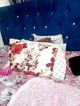 SEXYELLOWALICE from StripChat is Freechat