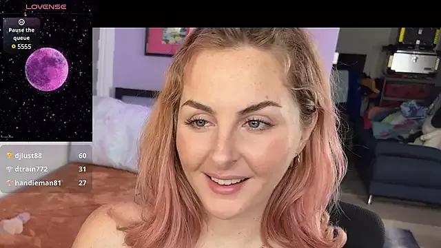 sexylittlefriend from StripChat is Freechat