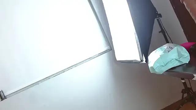 shanonfoxx from StripChat is Freechat