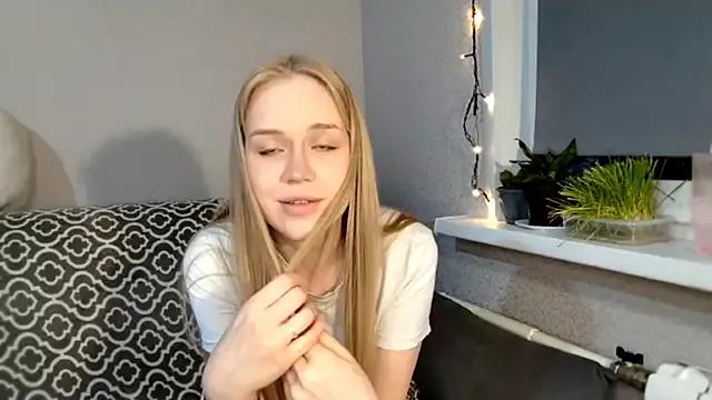 ShineyLuna from StripChat is Freechat