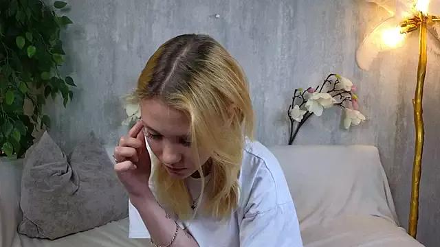 SilviaHigh from StripChat is Freechat