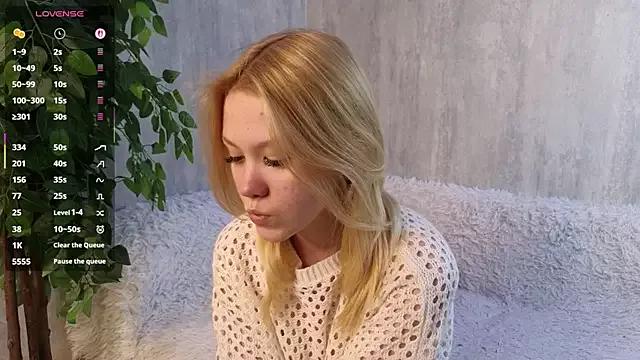 SilviaHigh from StripChat is Freechat
