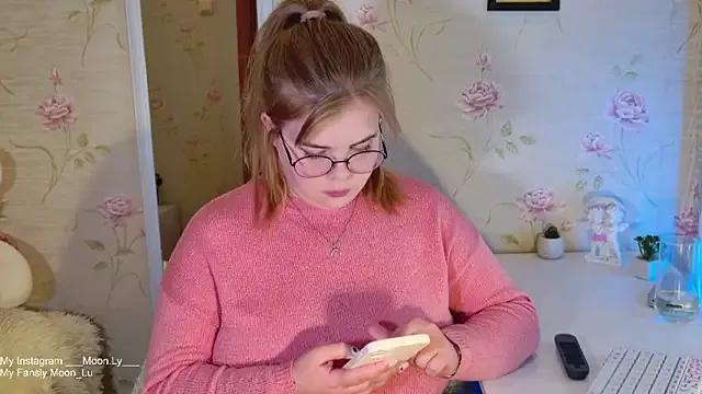 sinnamon_ from StripChat is Freechat
