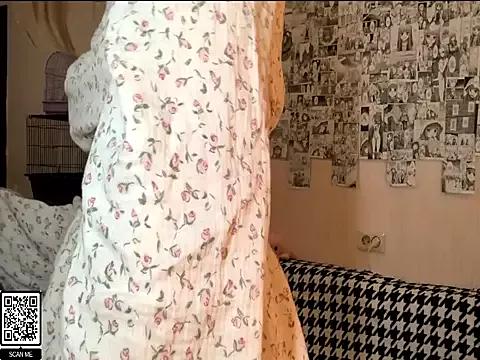 SkinnySunshinexxx from StripChat is Freechat