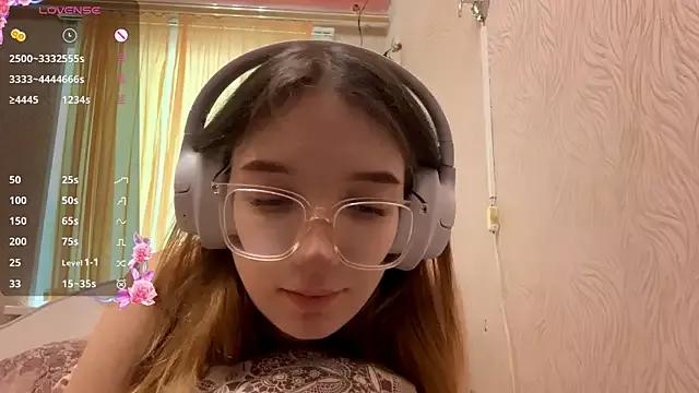 SkinnySunshinexxx from StripChat is Freechat