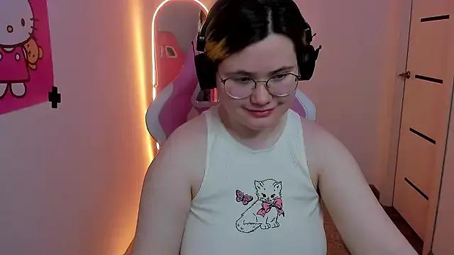 Twerk and cam 2 cam: Watch as these seasoned streamers showcase their cute lingerie and smoking bodies on camera!