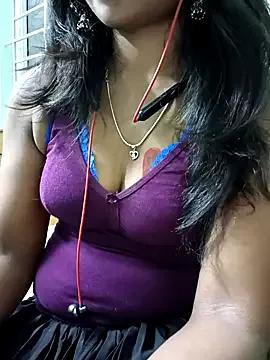 Soloqueentamil from StripChat is Freechat