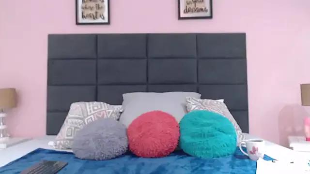 SophiaQueens from StripChat is Freechat