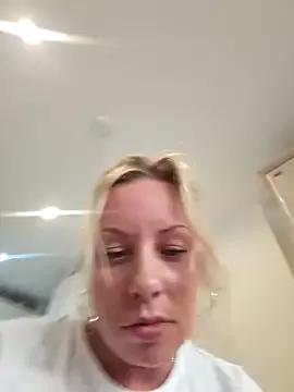 Sparkle2206 from StripChat is Freechat