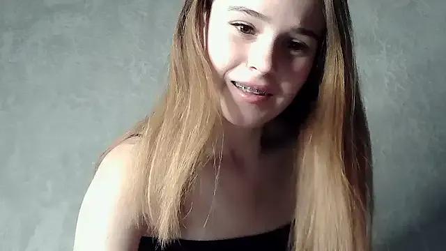 SweetLoraa from StripChat is Freechat