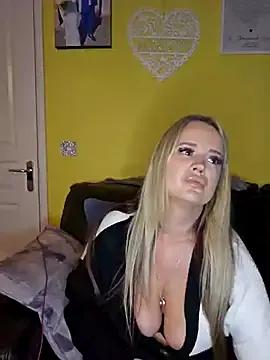 SweetShellyx from StripChat