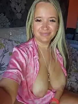 SweetShellyx from StripChat is Freechat