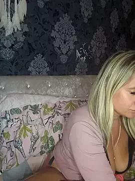 SweetShellyx from StripChat is Freechat