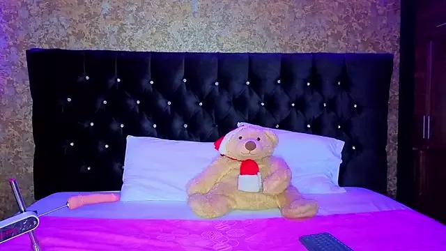 Sweett_rosse from StripChat is Freechat