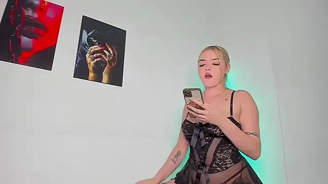 Sweettmia from StripChat is Freechat