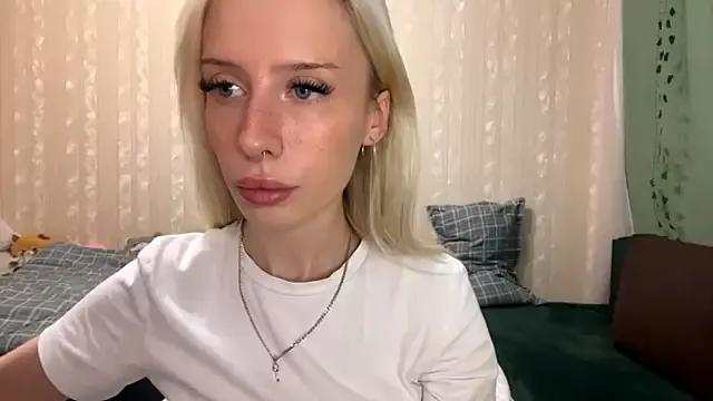 SwitchedFiver from StripChat is Freechat
