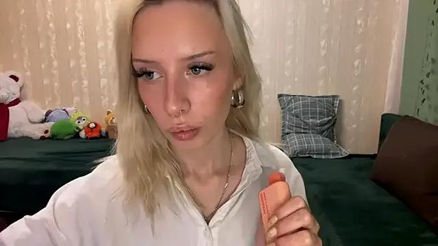 SwitchedFiver from StripChat is Freechat