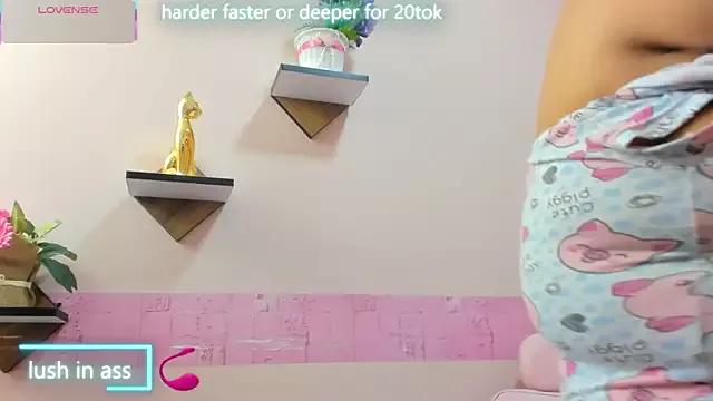 Taniabenelli from StripChat is Freechat