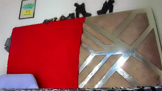 Taniadollgolden from StripChat is Freechat
