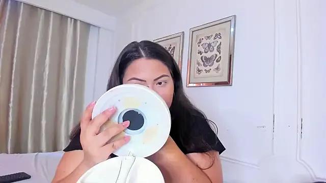 Tessa_Sinclaire from StripChat is Freechat