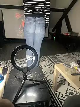 Tessayoung1 from StripChat