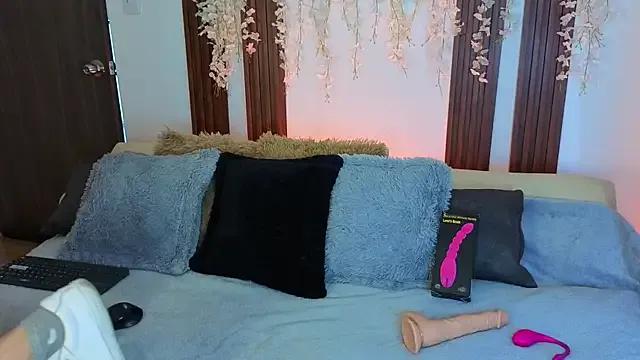 Thania_fox from StripChat is Freechat
