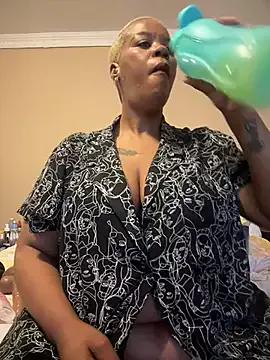 THICKBUNNYCHICKxxx from StripChat is Freechat