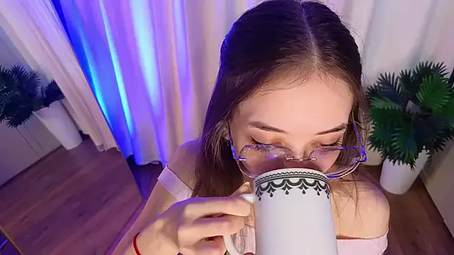 tinyanie from StripChat is Freechat