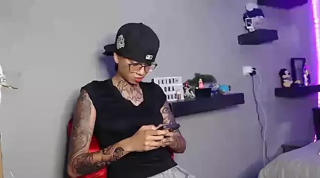 TrixiAndSuki from StripChat is Freechat