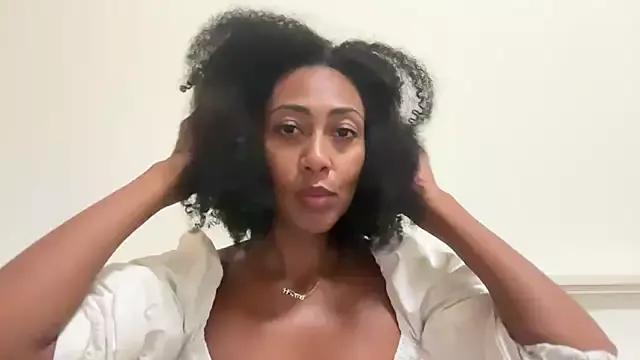 Vaylisse from StripChat is Freechat