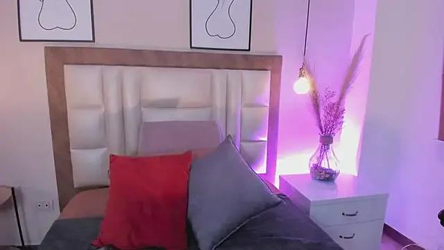 VelvettCrowee from StripChat is Freechat