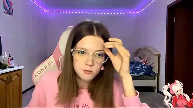 VibeQueenLucy from StripChat is Freechat