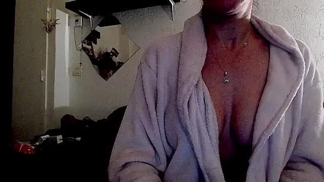 wawarruis from StripChat