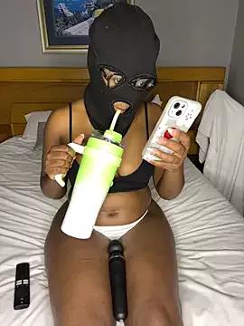 wellbuiltDiosa from StripChat