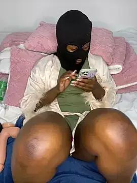 wellbuiltDiosa from StripChat