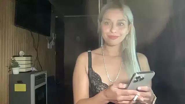 WhiteSnow09 from StripChat