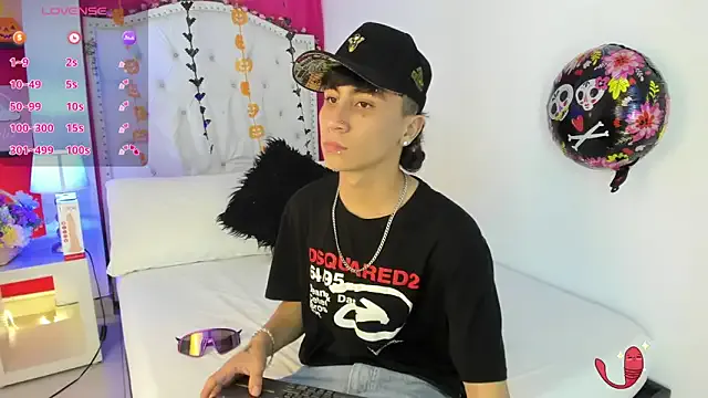 XaanderGrey on StripChat 