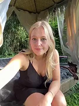 xlinababe from StripChat is Freechat