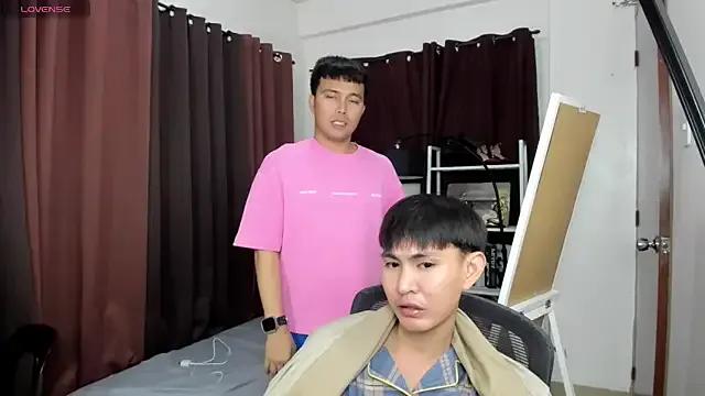XloverXsiantwink from StripChat is Freechat