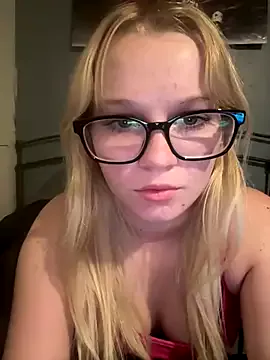 xoxokayy18 on StripChat 
