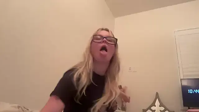 xoxokayy18 on StripChat 