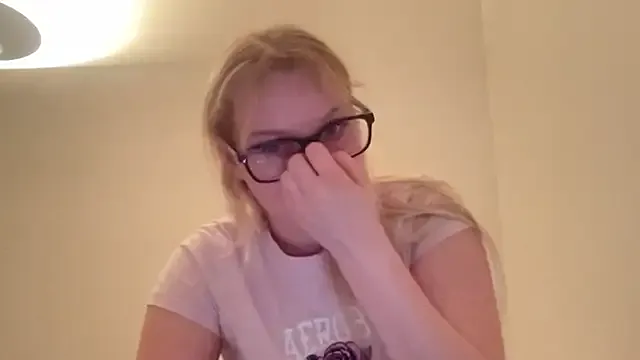 xoxokayy18 on StripChat 