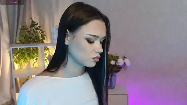 YaminaRedd from StripChat is Freechat