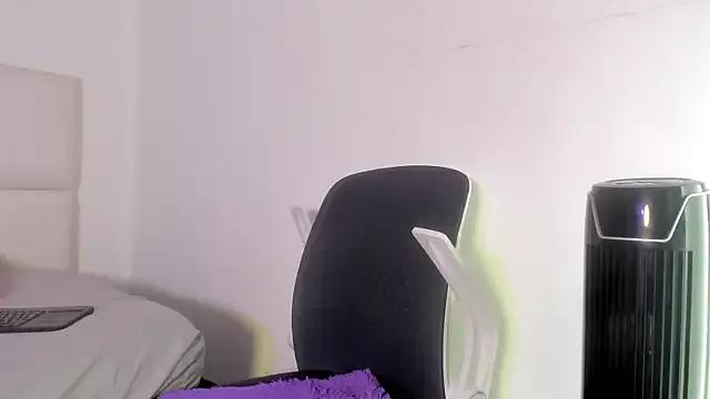 YayaHilton from StripChat